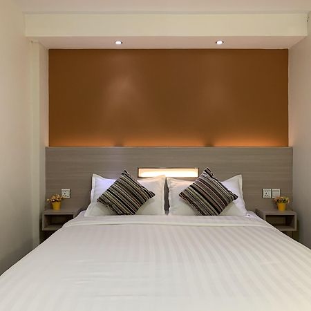 The Vibe Inn Yangon Extérieur photo