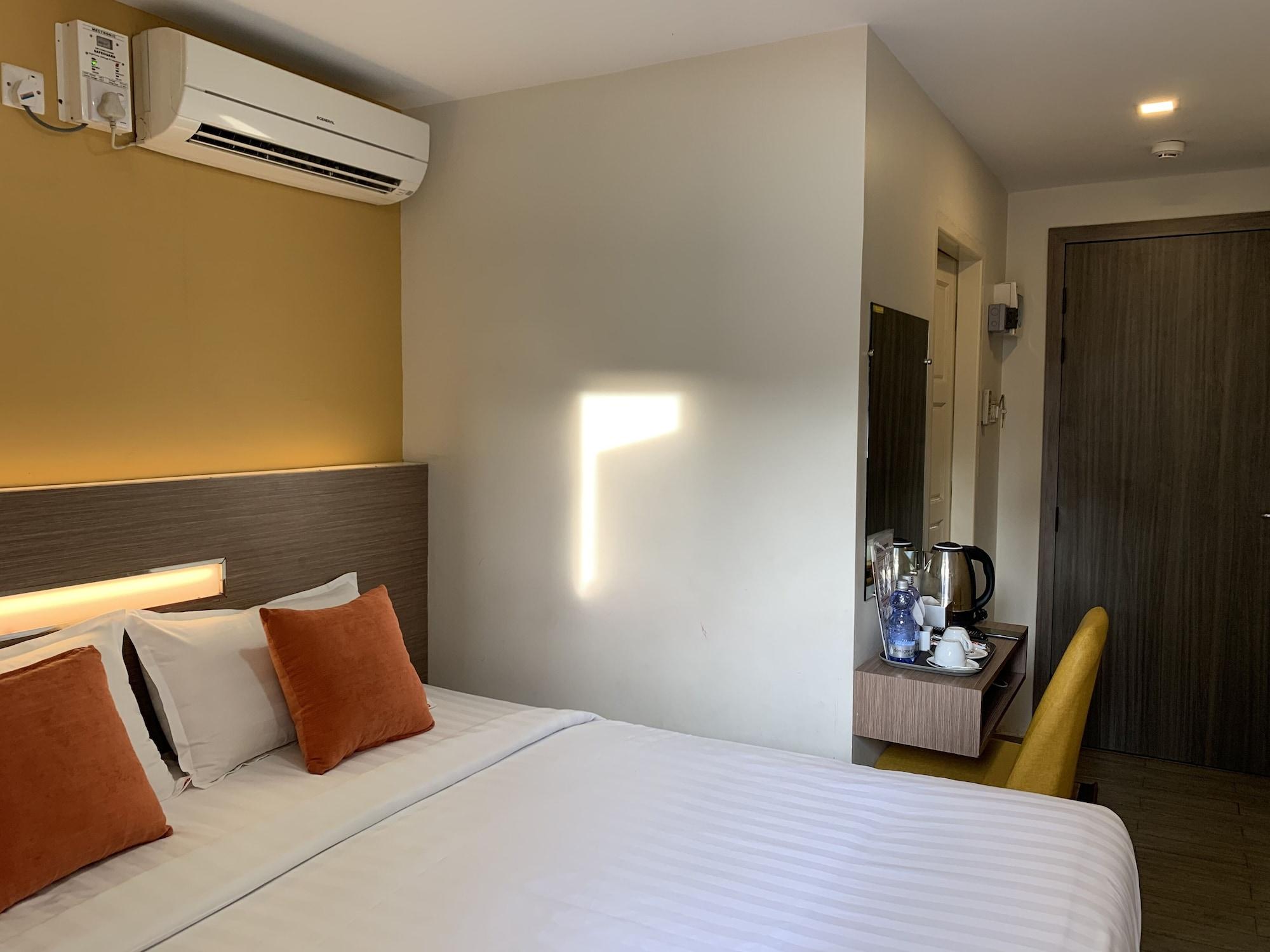 The Vibe Inn Yangon Extérieur photo