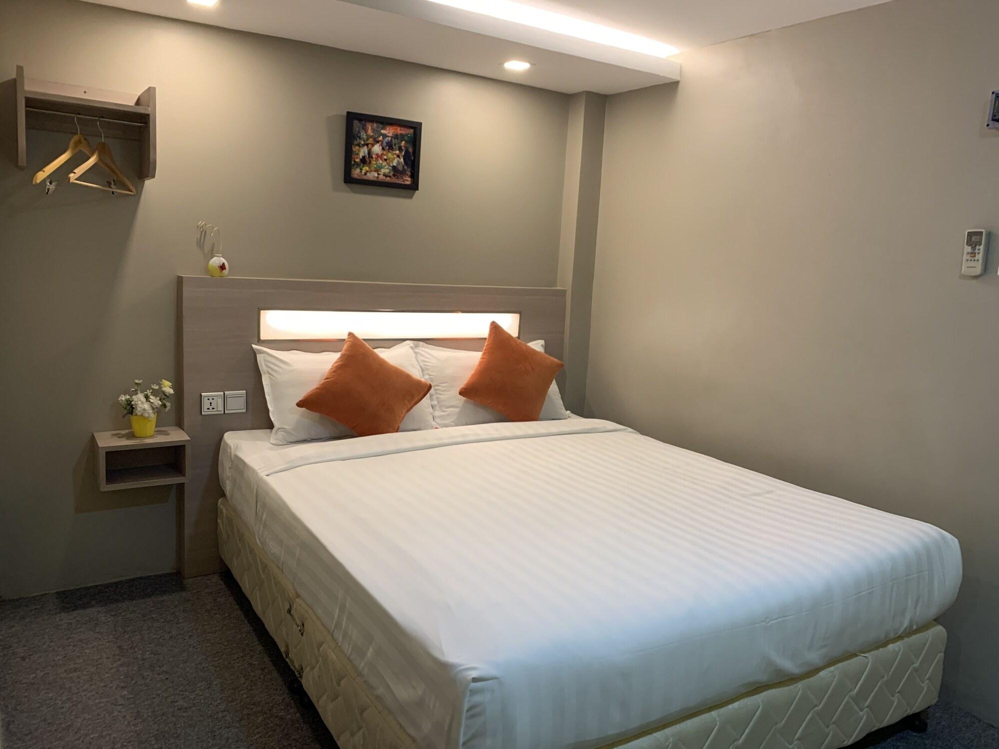 The Vibe Inn Yangon Extérieur photo