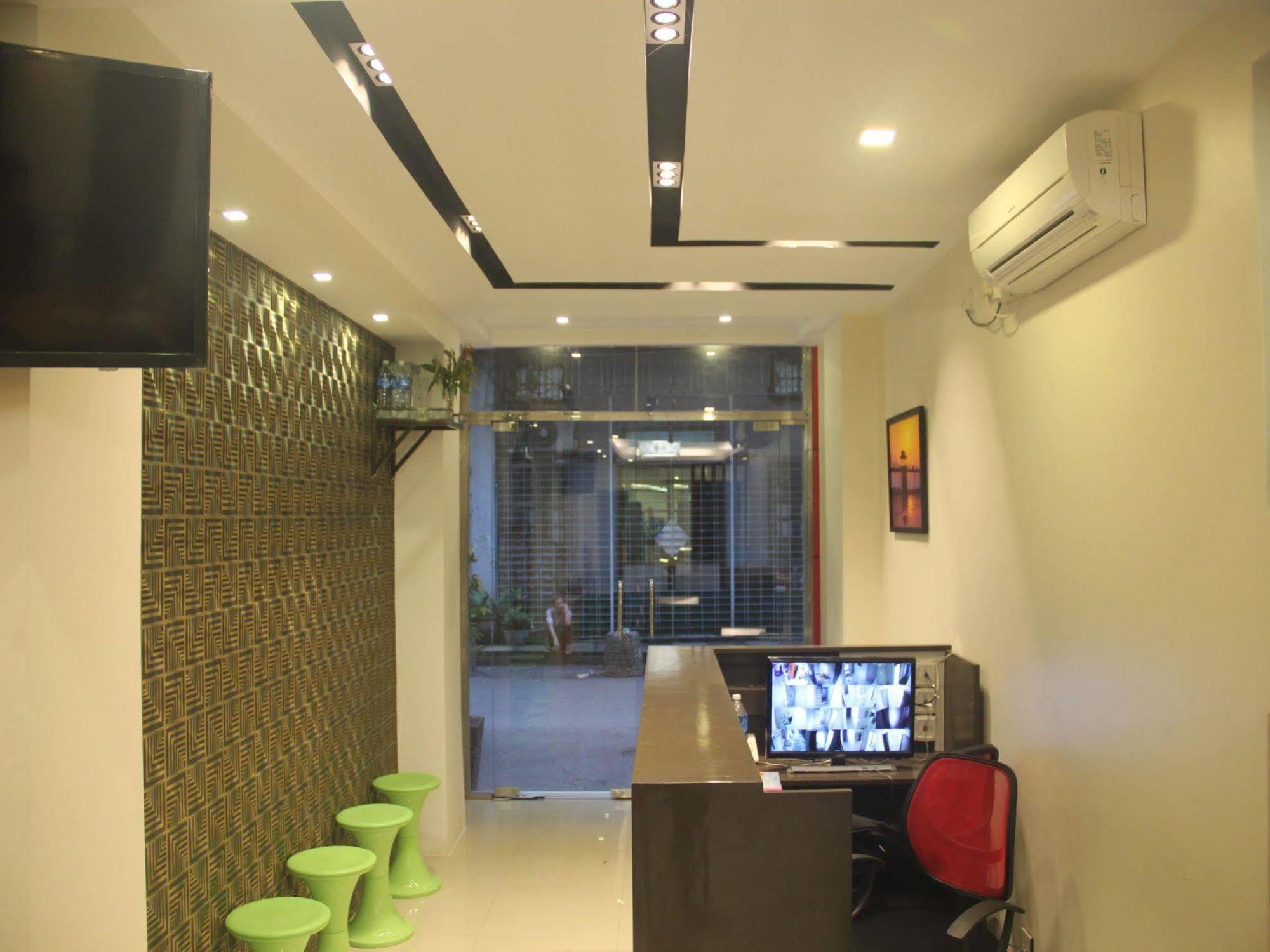 The Vibe Inn Yangon Extérieur photo