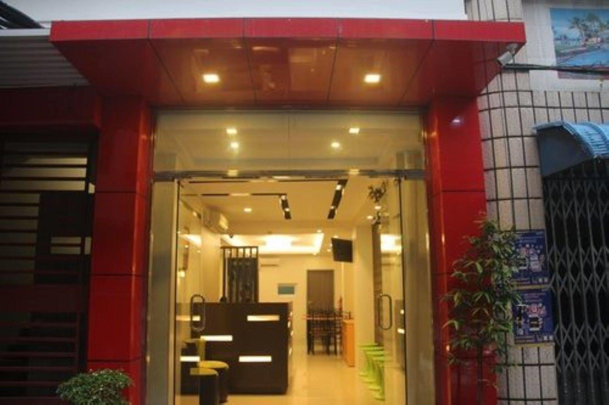 The Vibe Inn Yangon Extérieur photo