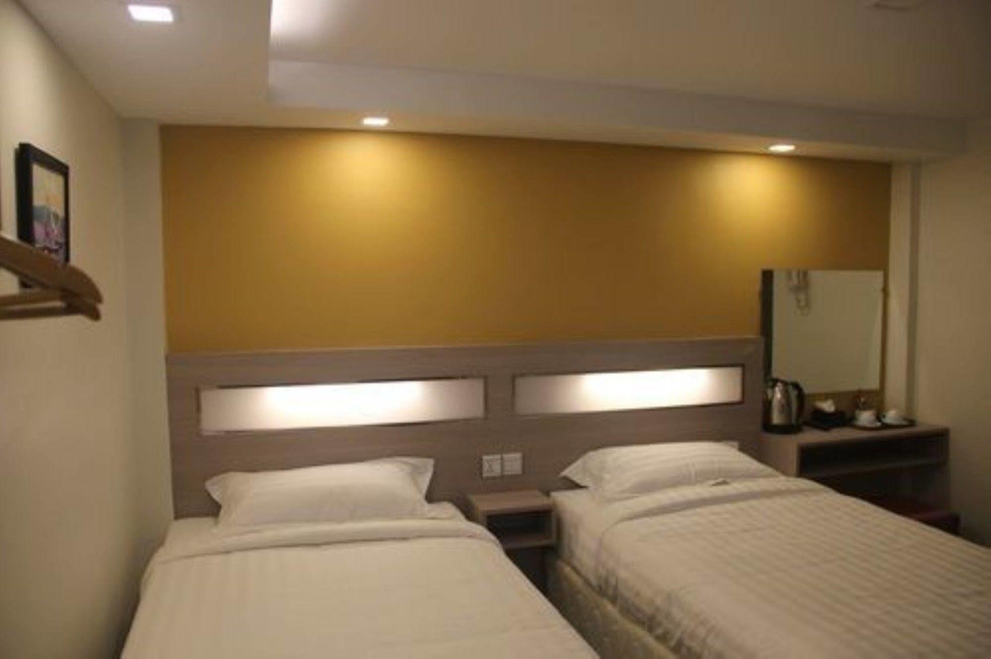 The Vibe Inn Yangon Extérieur photo
