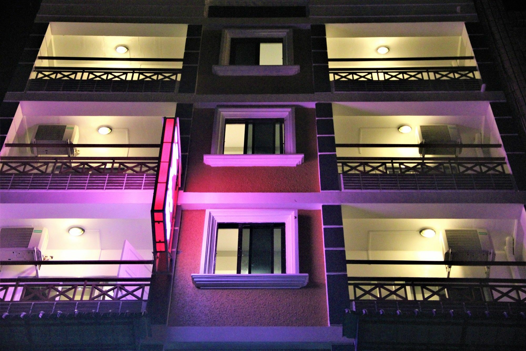 The Vibe Inn Yangon Extérieur photo