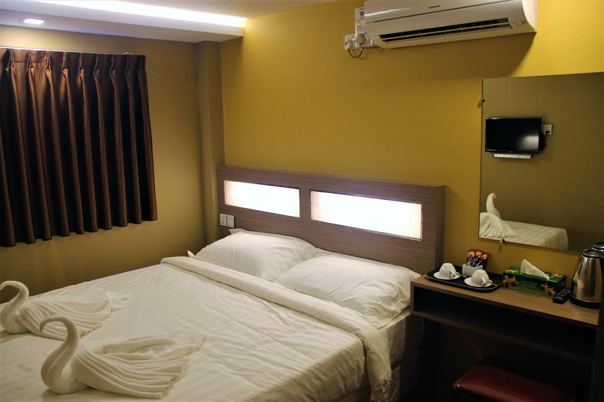 The Vibe Inn Yangon Extérieur photo