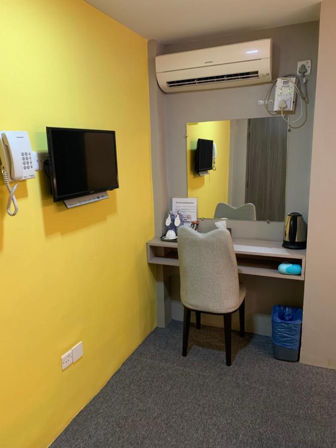 The Vibe Inn Yangon Extérieur photo